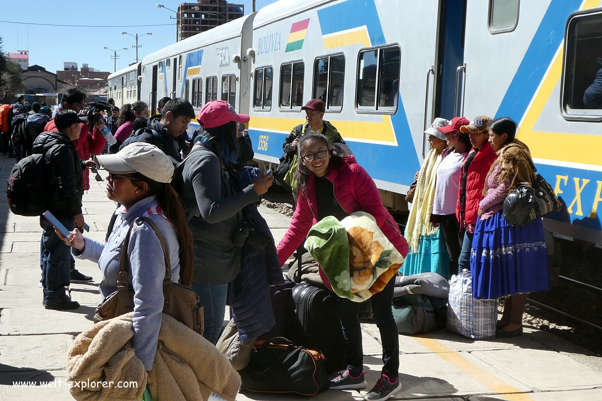 Fahrgäste im Bahnhof von Oruro