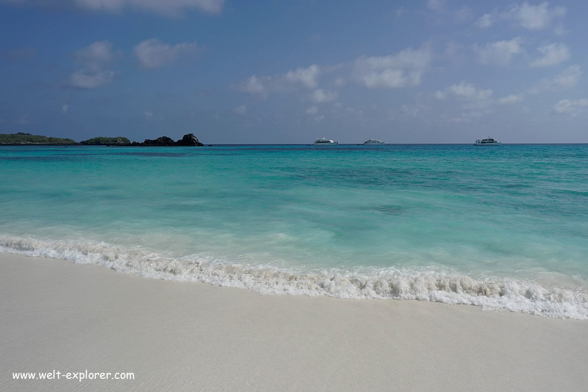 Strand und Kreuzfahrtschiffe vor Galapagos