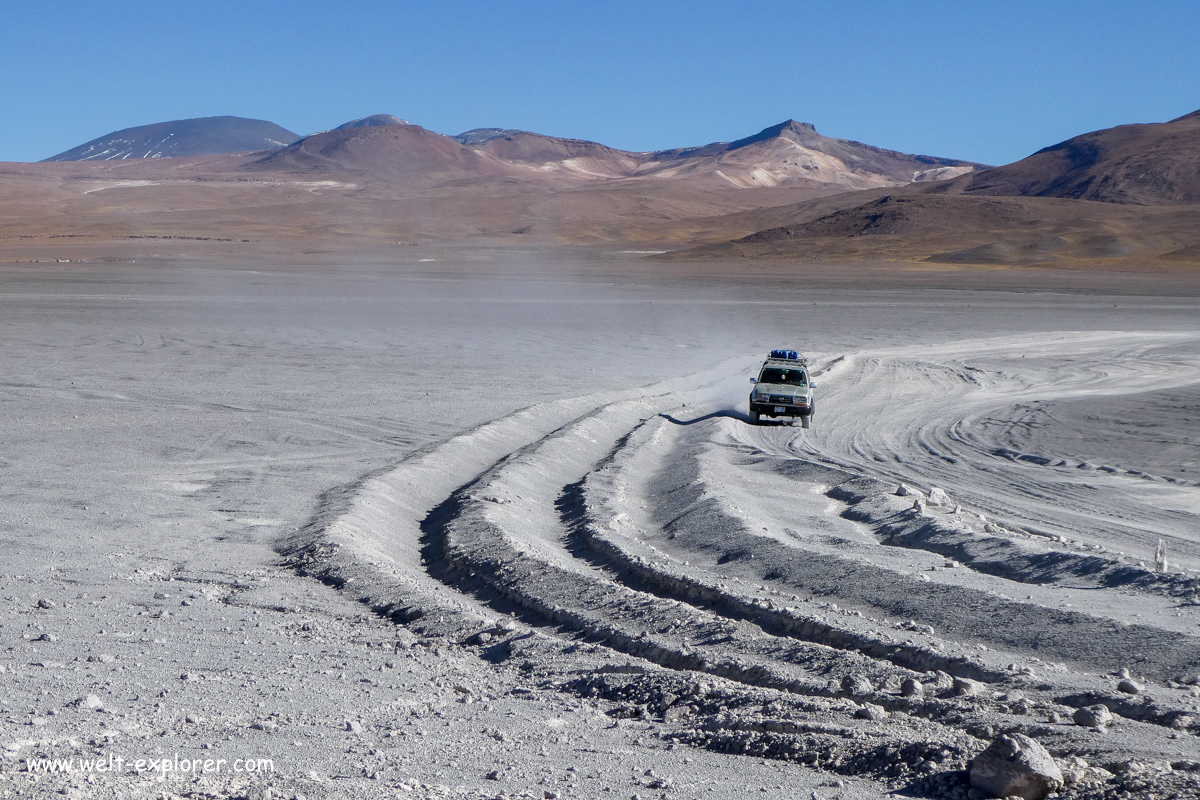 Jeep in der Wüste von Bolivien