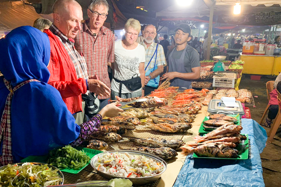 Karl Günthard auf kambodschanischem Markt