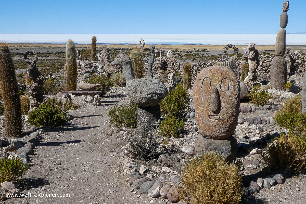 Skulpturen am Rand der Salzwüste