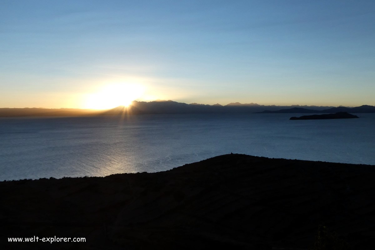 Sonnenaufgang mit der Mondinsel