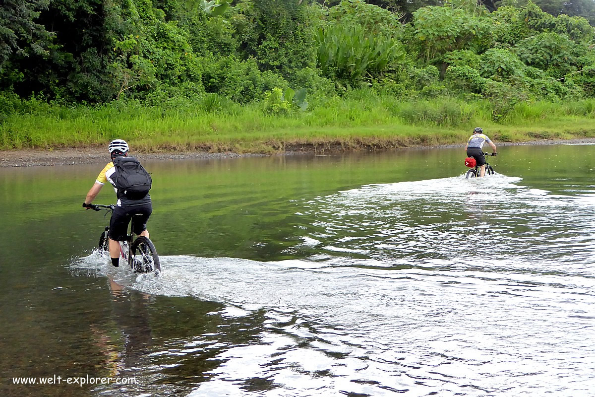 Flussquerung der Bike Explorer