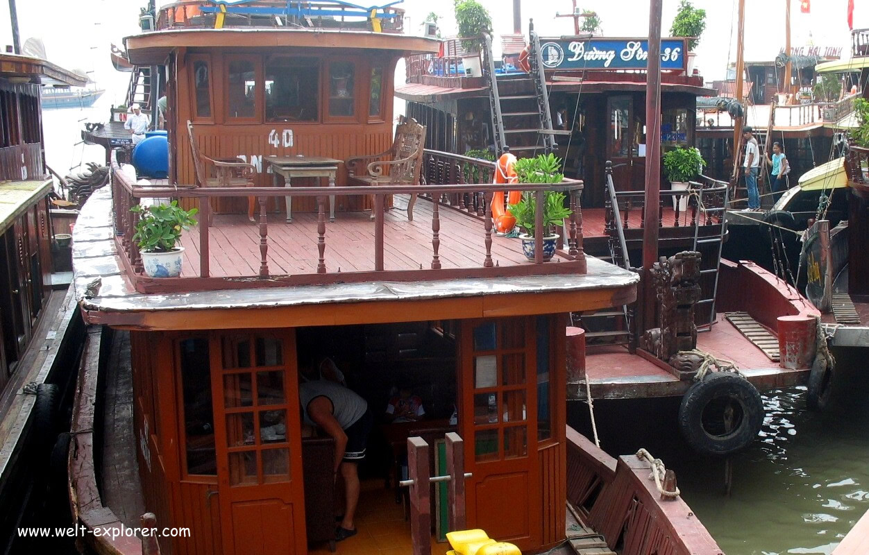 Boote im Hafen von Halong City