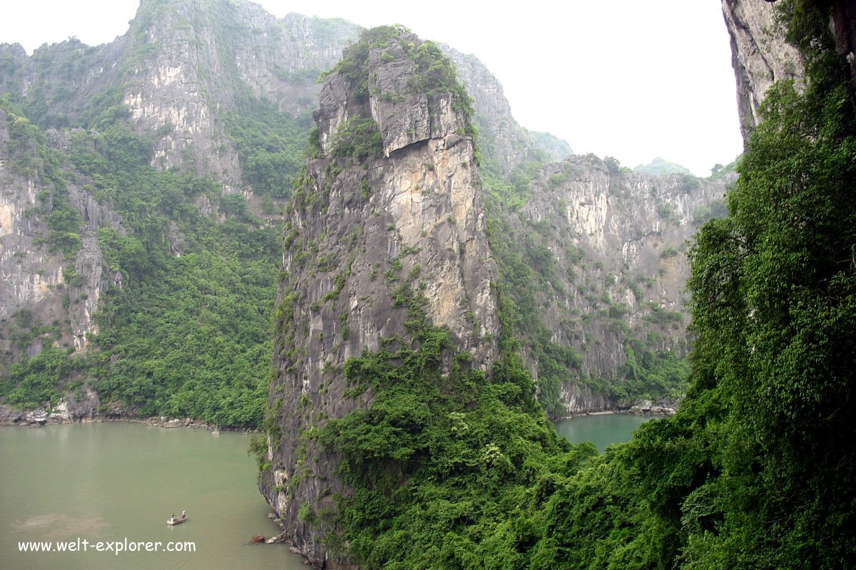 Felspfeiler in der Bucht von Halong