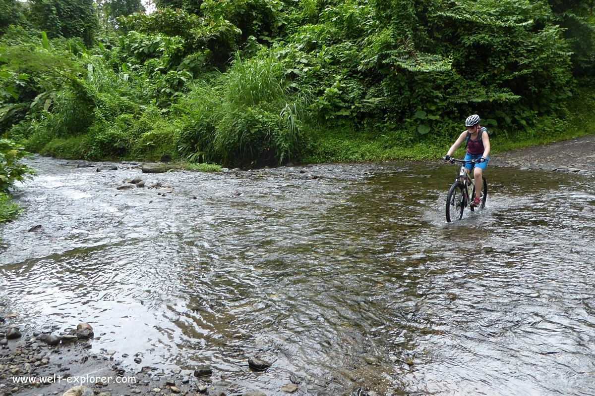 Mountainbiking über Fluss