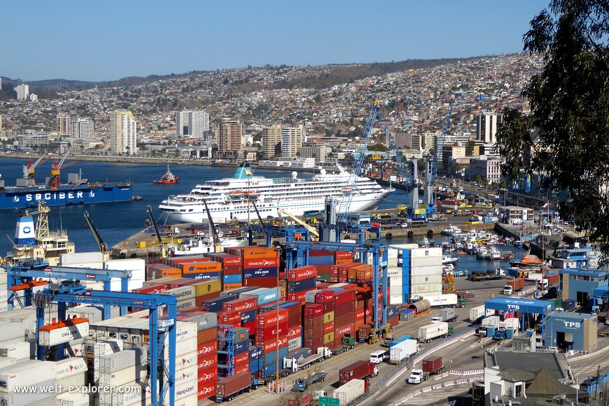 Kreuzfahrtschiff im Hafen von Valparaiso