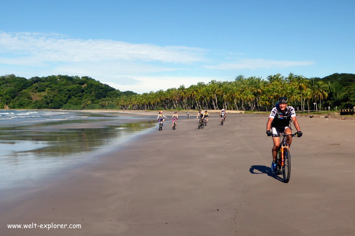 Mountainbiking auf dem Strand am Pazifik
