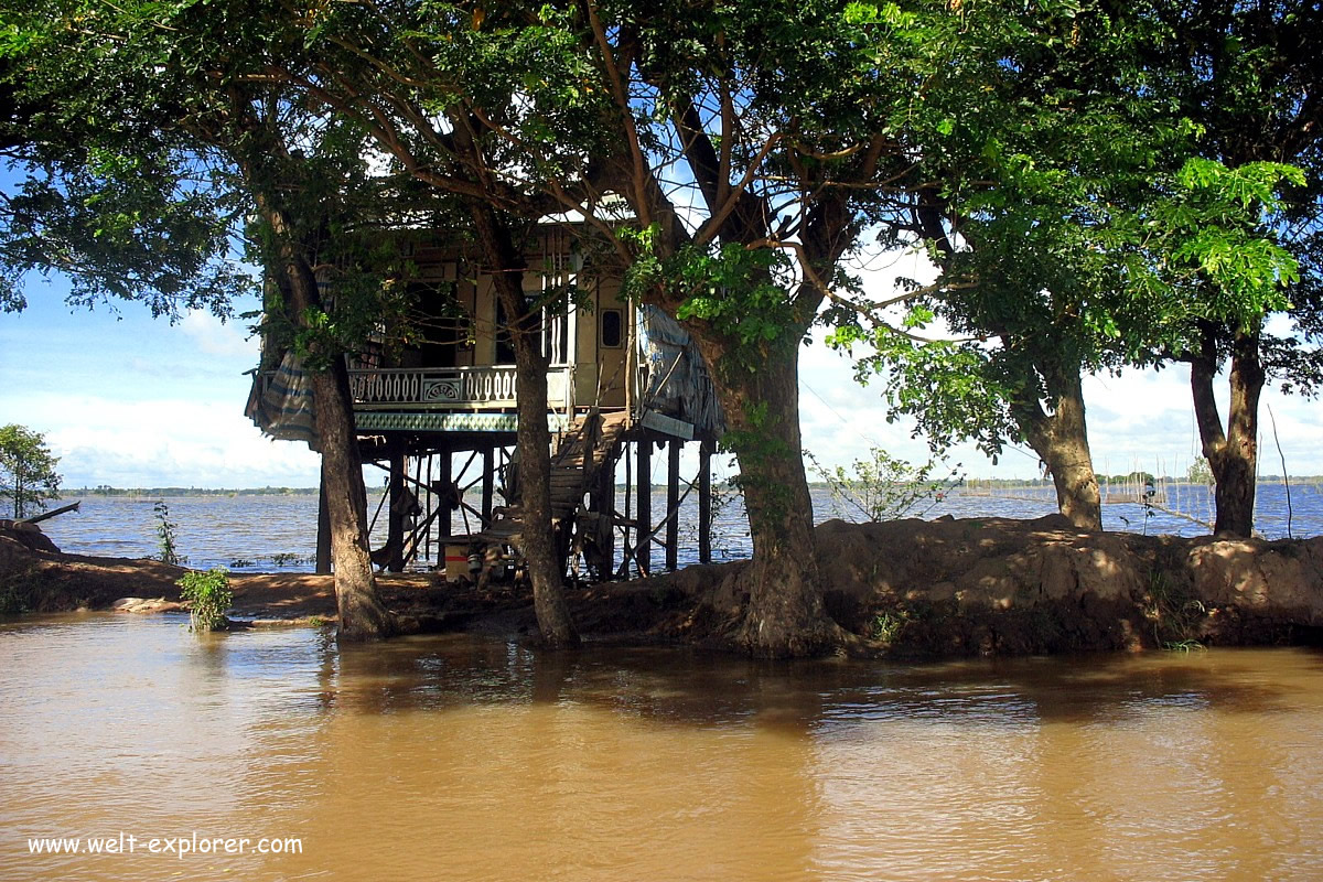 Pfahlhaus am Ufer des Mekong