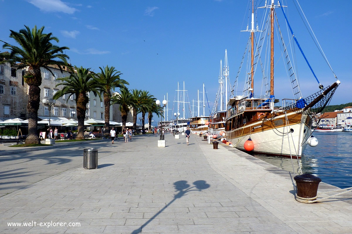 Inselhüpfen-Schiff im Hafen von Trogir
