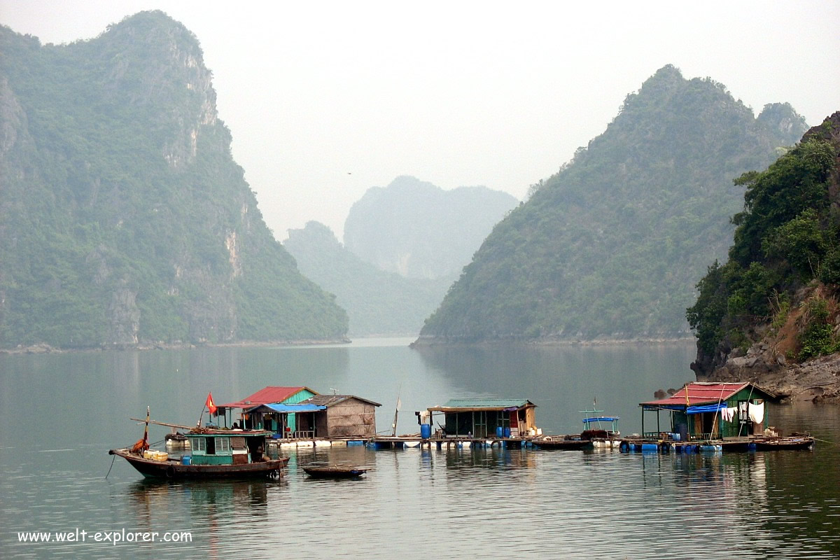 Schwimmendes Dorf in der Halong Bay