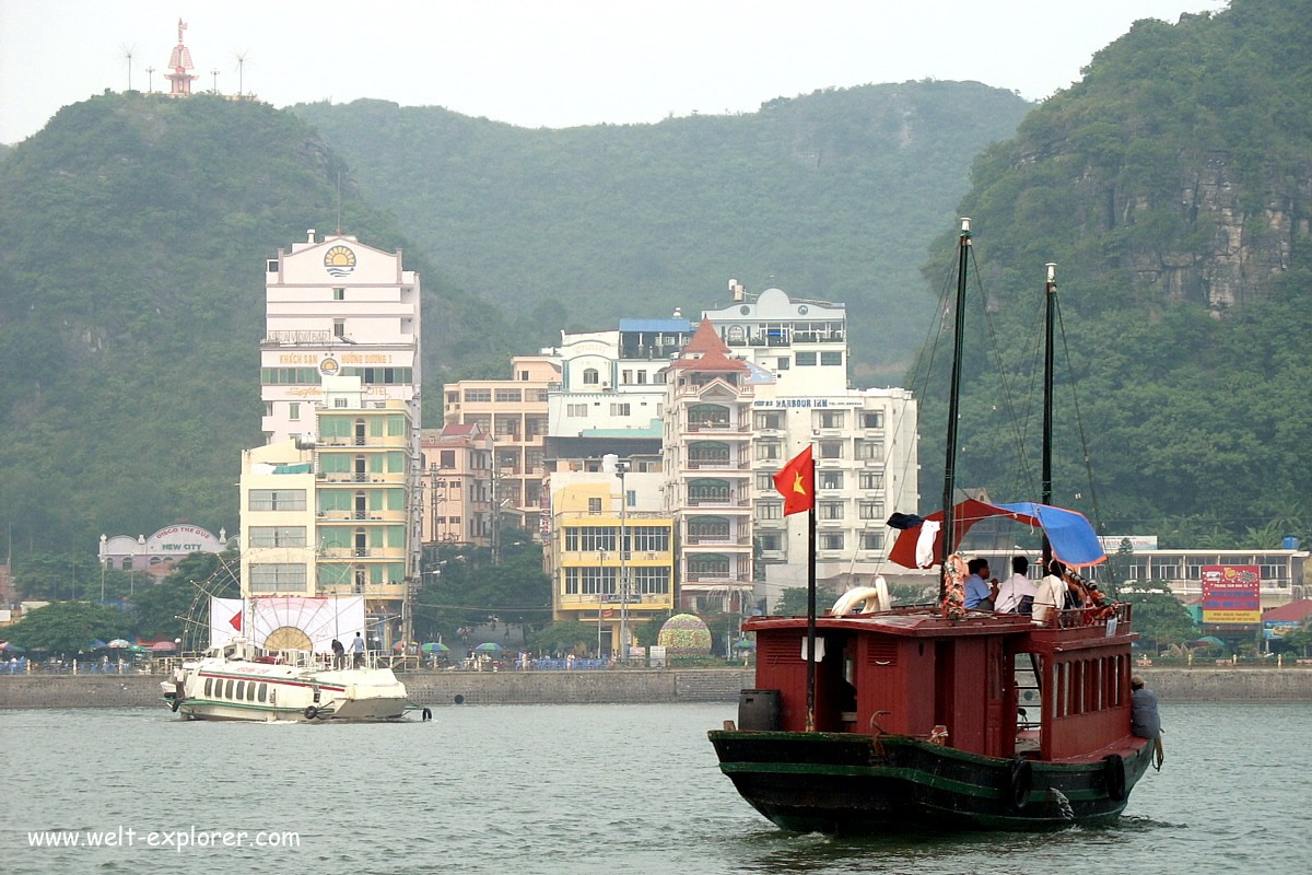 Vietnamesische Dschunke bei der Insel Cat-Ba