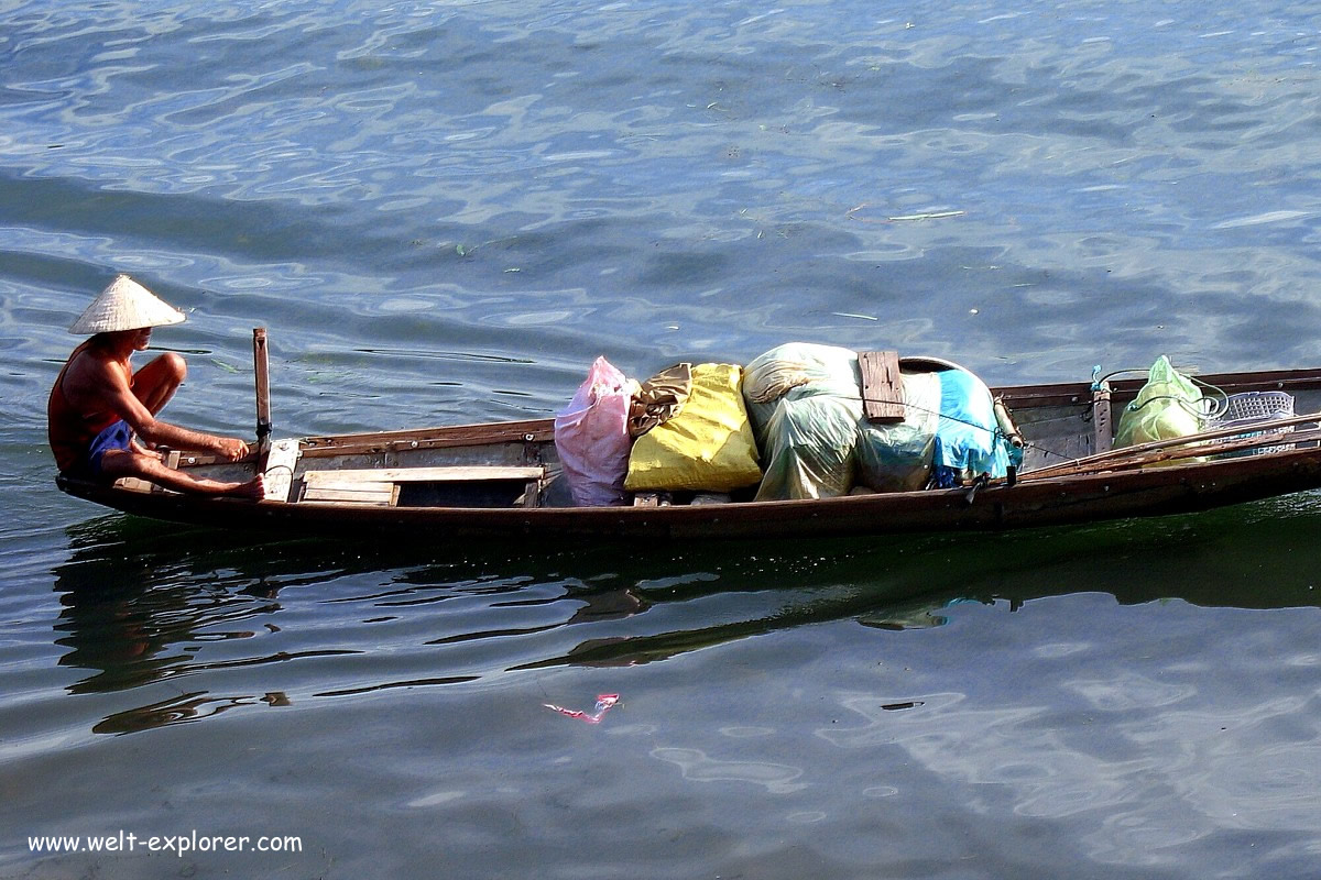 Vietnamese mit dem Boot unterwegs