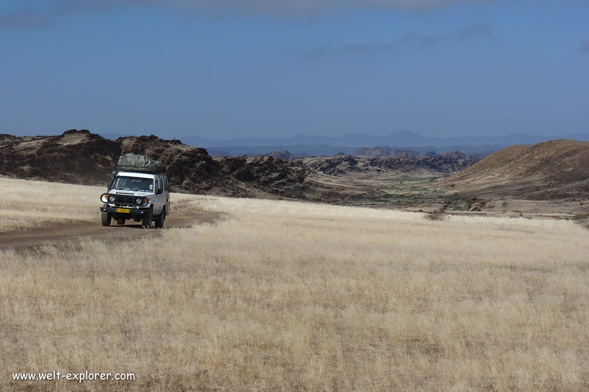 Explorer Jeep im Nationalpark in Namibia