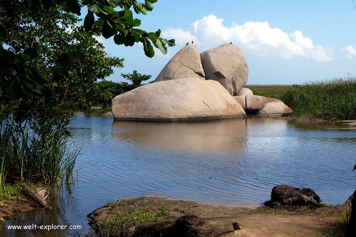 Felsenklippe an der Playa Arrecifes im Tayrona