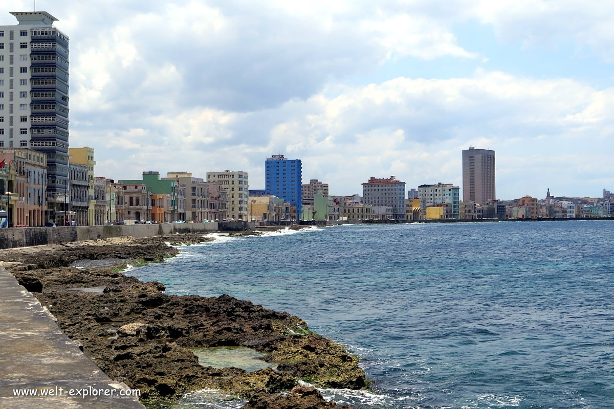 Malecón mit der Skyline von Havanna