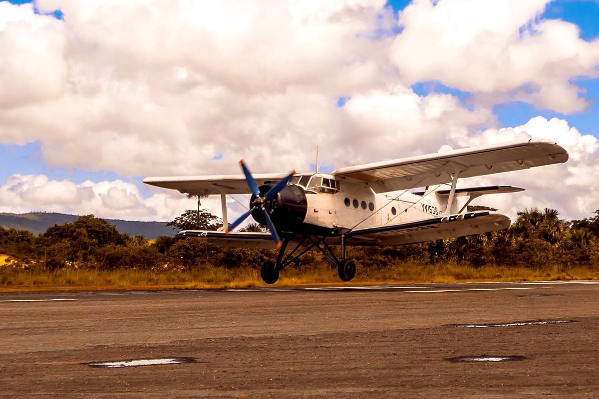 Südamerikanisches Flugzeug im Anflug