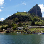Farbenfrohes Guatapé und Monolith Peñón de Guatapé See mit dem Fels Peñón de Guatapé