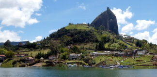 Farbenfrohes Guatapé und Monolith Peñón de Guatapé See mit dem Fels Peñón de Guatapé