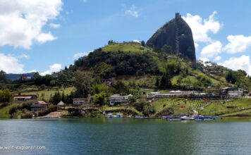 Farbenfrohes Guatapé und Monolith Peñón de Guatapé See mit dem Fels Peñón de Guatapé