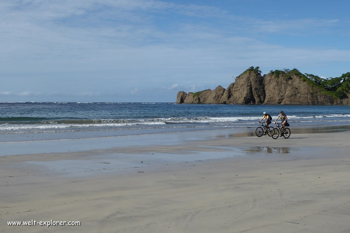 Radreise auf dem Strand am Pazifik