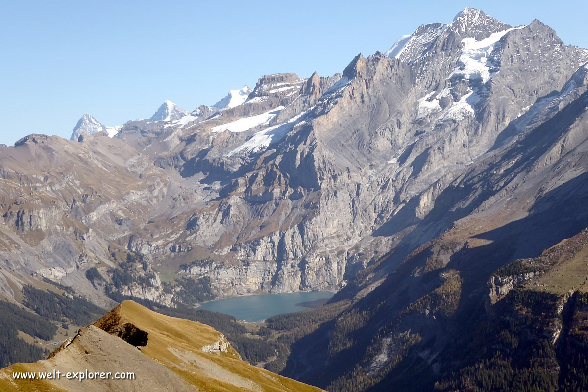 Wilde Bergwelt mit dem Oeschinensee