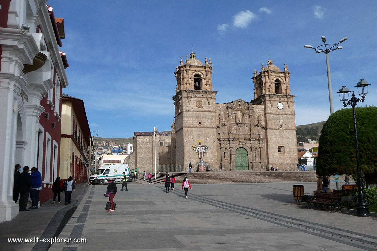 Kathedrale und Playa Mayor in Puno