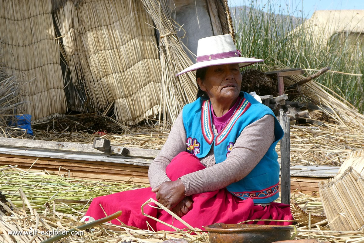 Peruanerin auf den Inseln der Uros