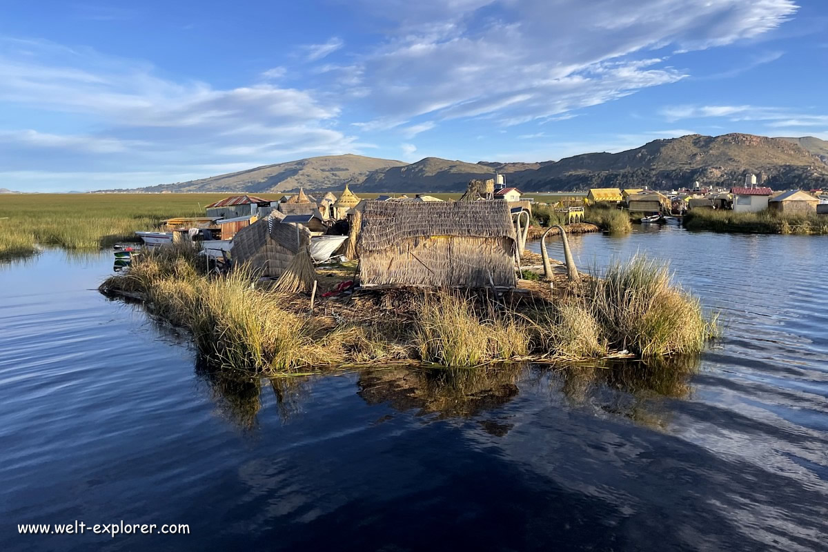 Schwimmende Inseln der Uros auf Titicacasee
