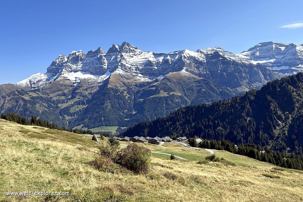 Wandern im Wallis mit Dents du Midi im Hintergrund
