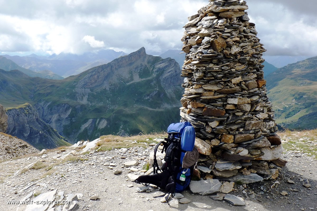 Rucksack auf dem Pass Col de la Croix du Bonhomme