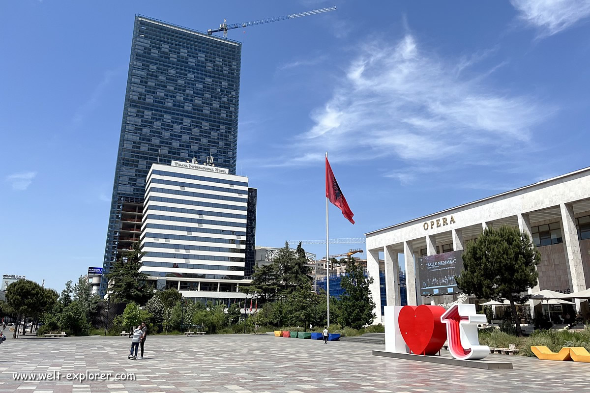 Oper auf dem Skanderberg Platz in Tirana