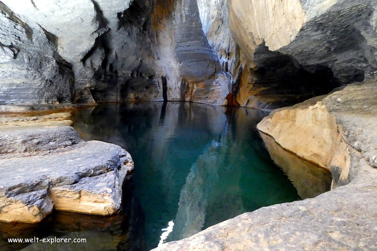 Bergsee und Höhle im Wadi Nakhar