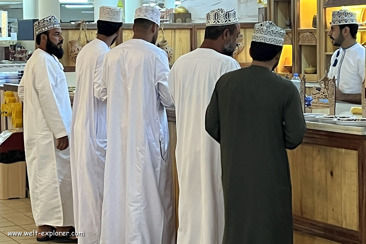 Omanische Männer beim Kaffee in Muscat