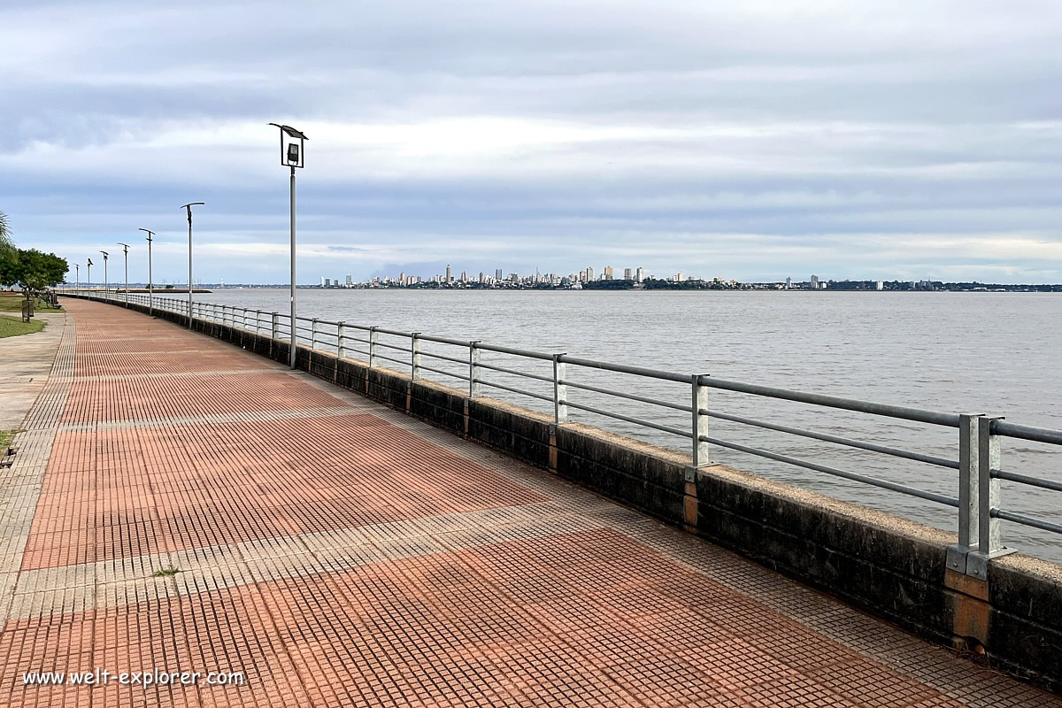 Strandpromenada Costanera mit Fluss Paraná