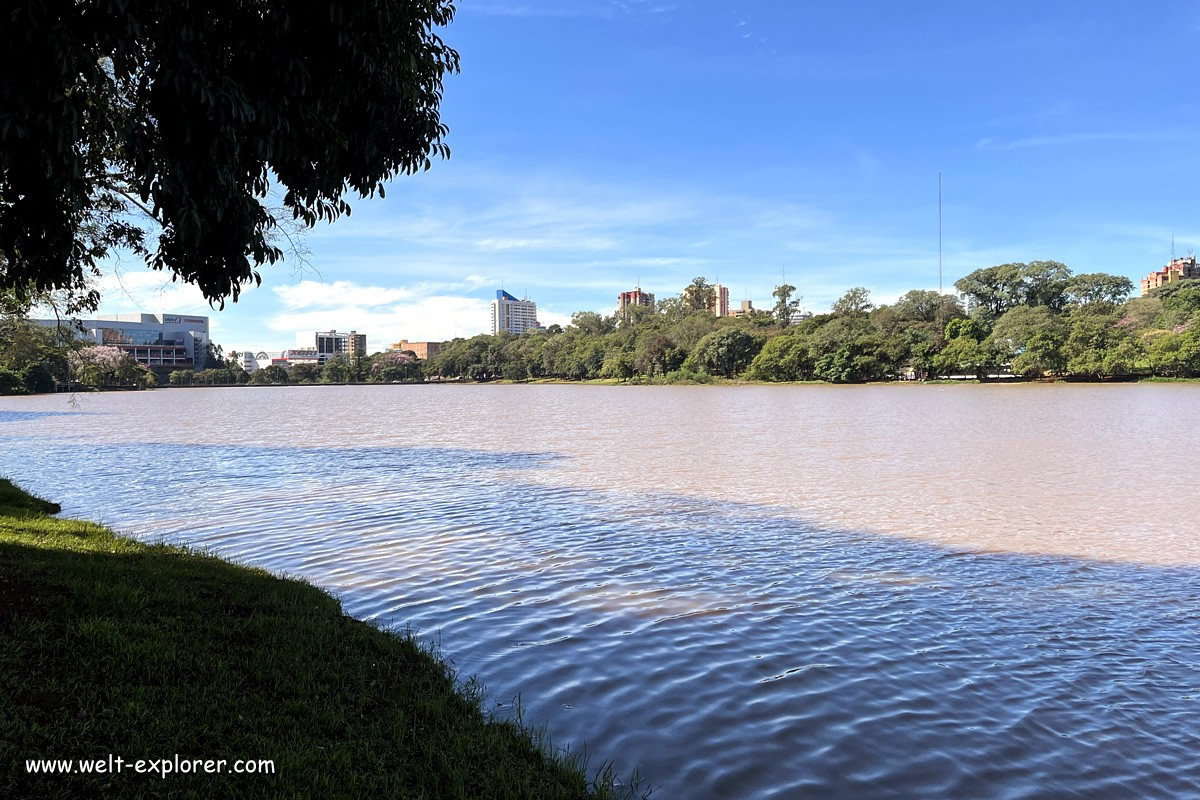 Lago de la Republica in Ciudad del Este