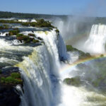 Iguazu Wasserfälle – eine Welt aus Wasser Welt Explorer beim Iguazu Wasserfälle im Nationalpark in Argentinien