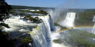 Iguazu Wasserfälle – eine Welt aus Wasser Welt Explorer beim Iguazu Wasserfälle im Nationalpark in Argentinien