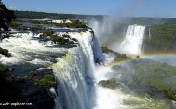 Iguazu Wasserfälle – eine Welt aus Wasser Welt Explorer beim Iguazu Wasserfälle im Nationalpark in Argentinien