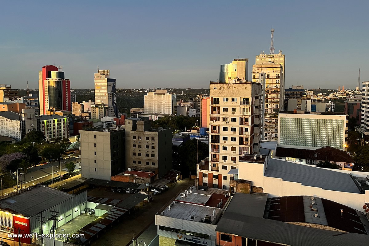 Skyline Ciudad del Este Grenzstadt in Paraguay
