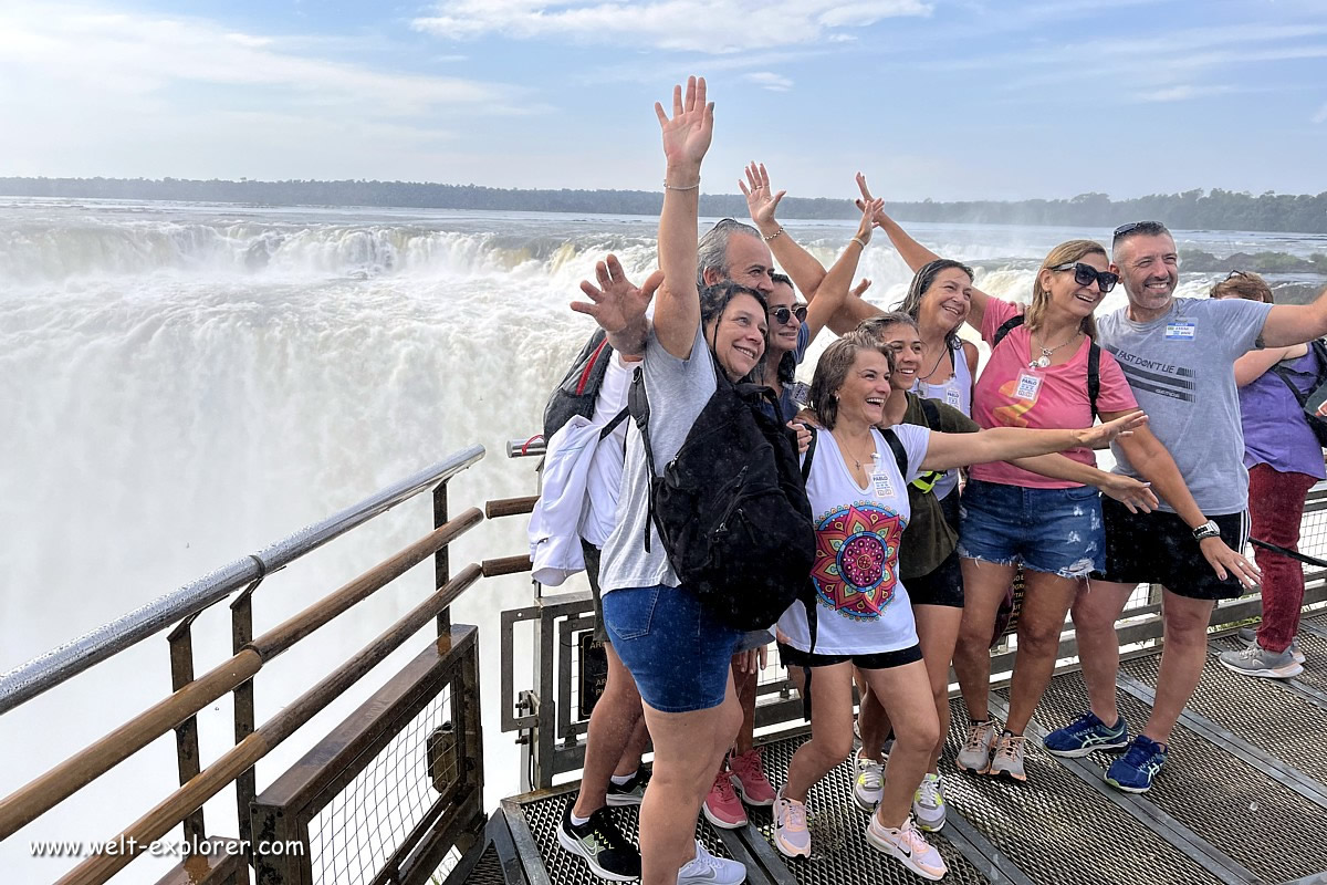 Touristen bei Garganta del Diablo der Iguazu Fälle