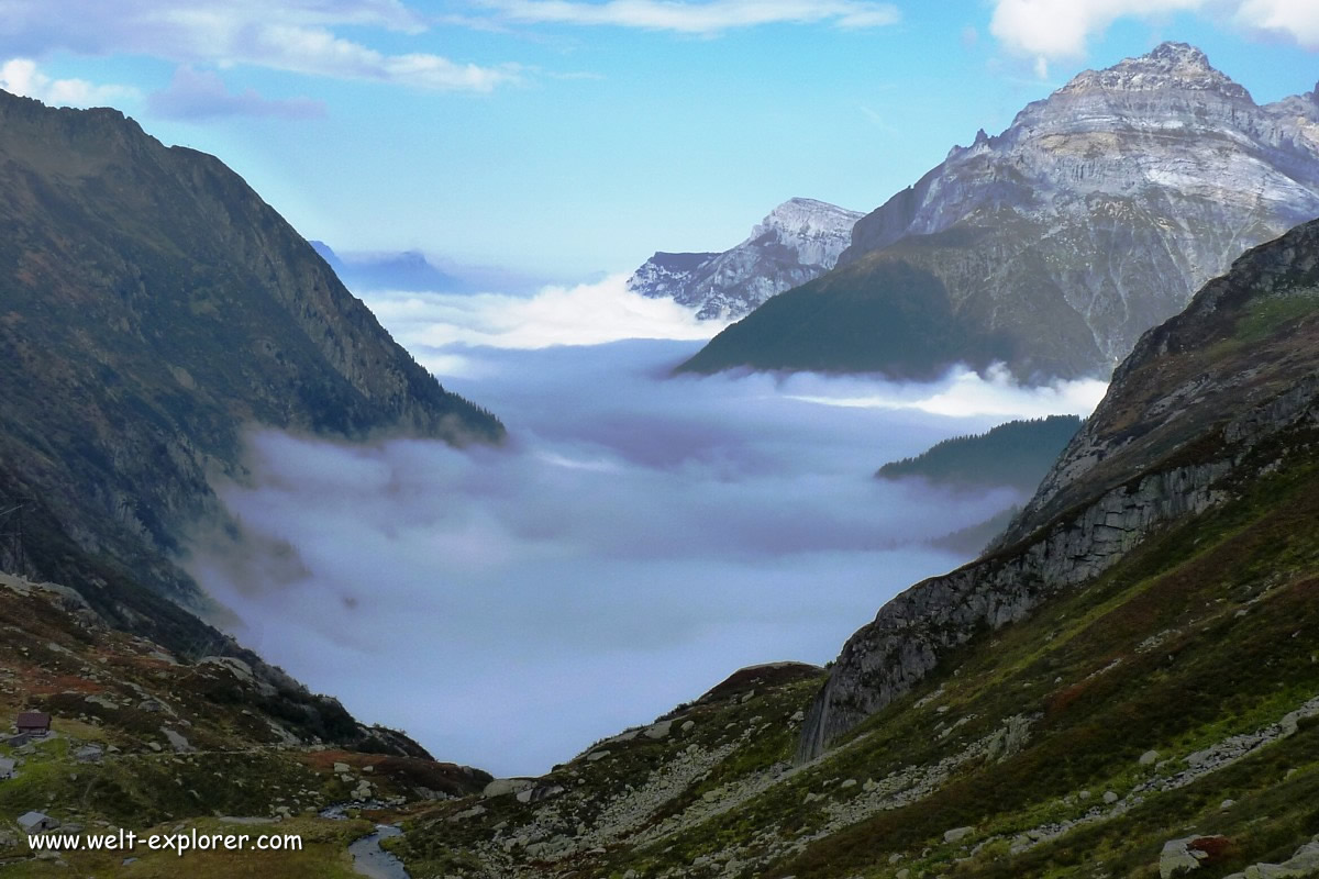 Nebel über dem Schweizer Alpental Etzli