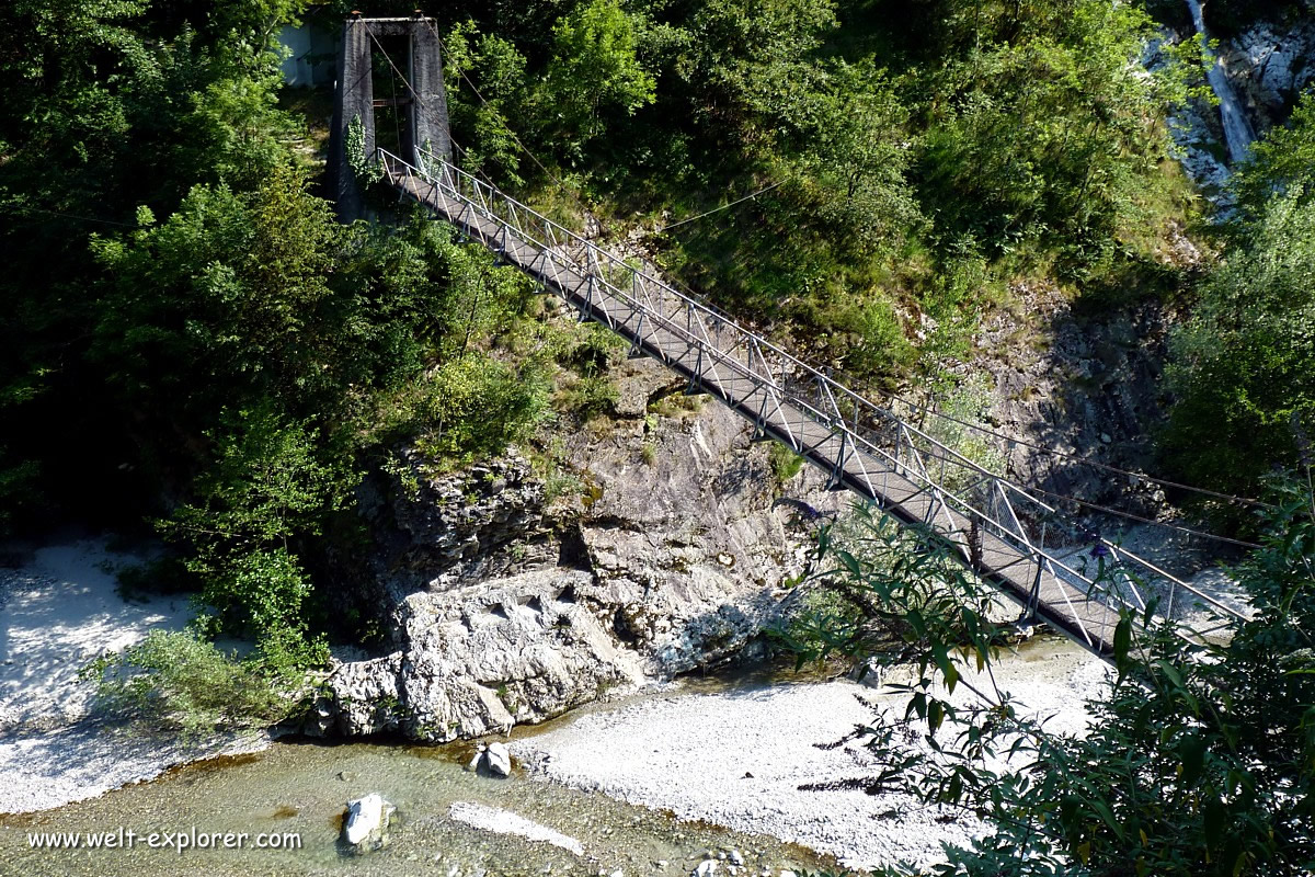 Hängebrücke auf dem Alpen-Trekking