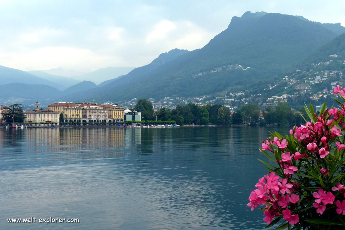 Lugano am Luganersee mit den Tessiner Alpen