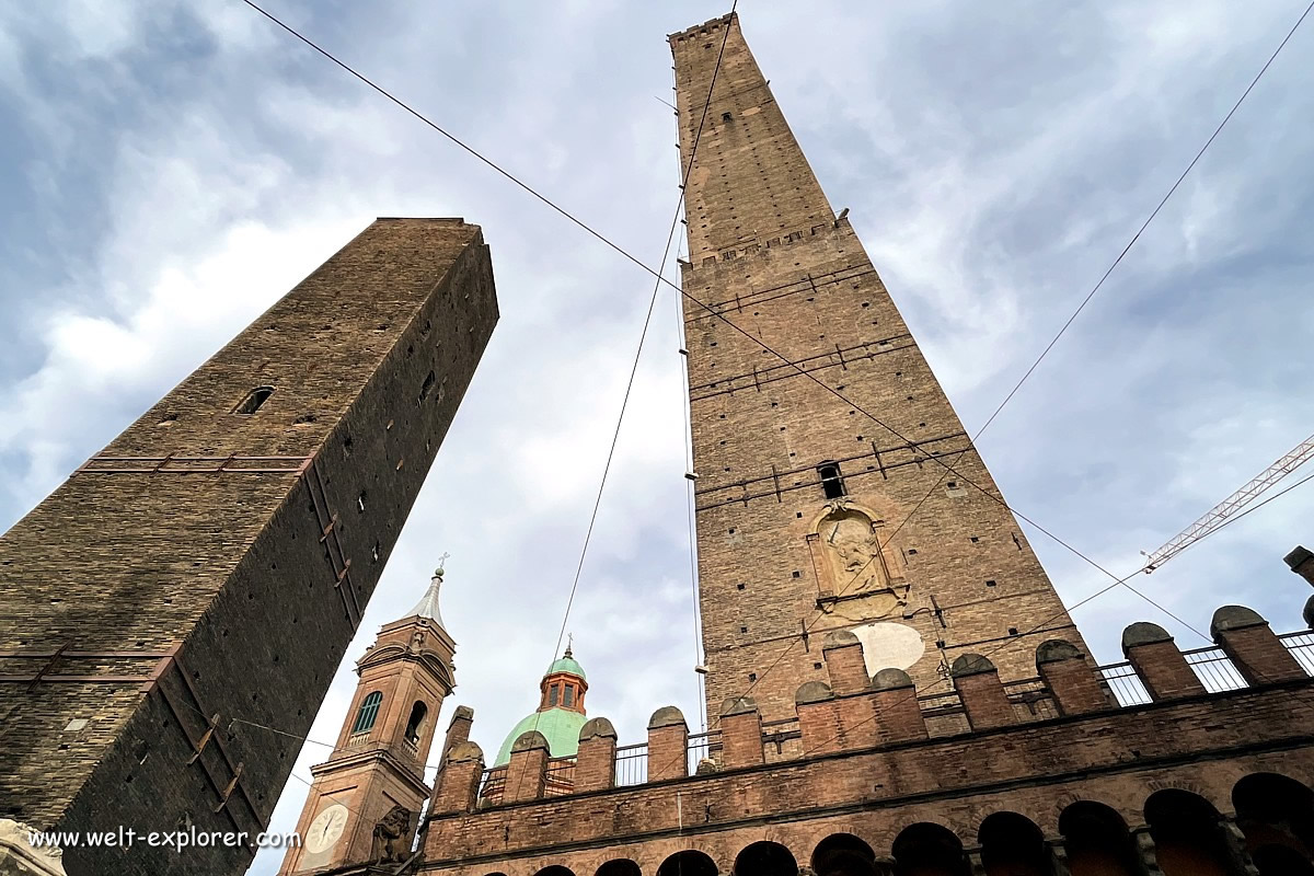 Türme Asinelli und Garisenda sind das Wahrzeichen von Bologna