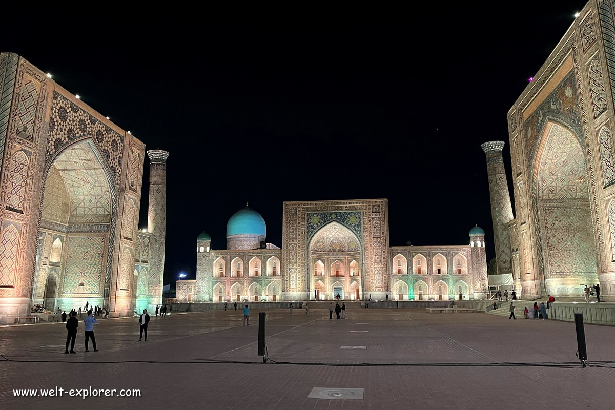 Mythischer Registan-Platz in Zentralasien bei Nacht