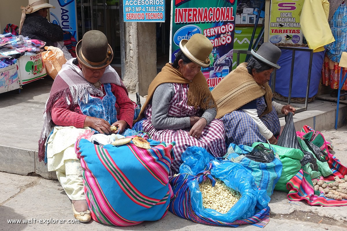 Bolivianerin und Cholita auf Markt in Bolivien