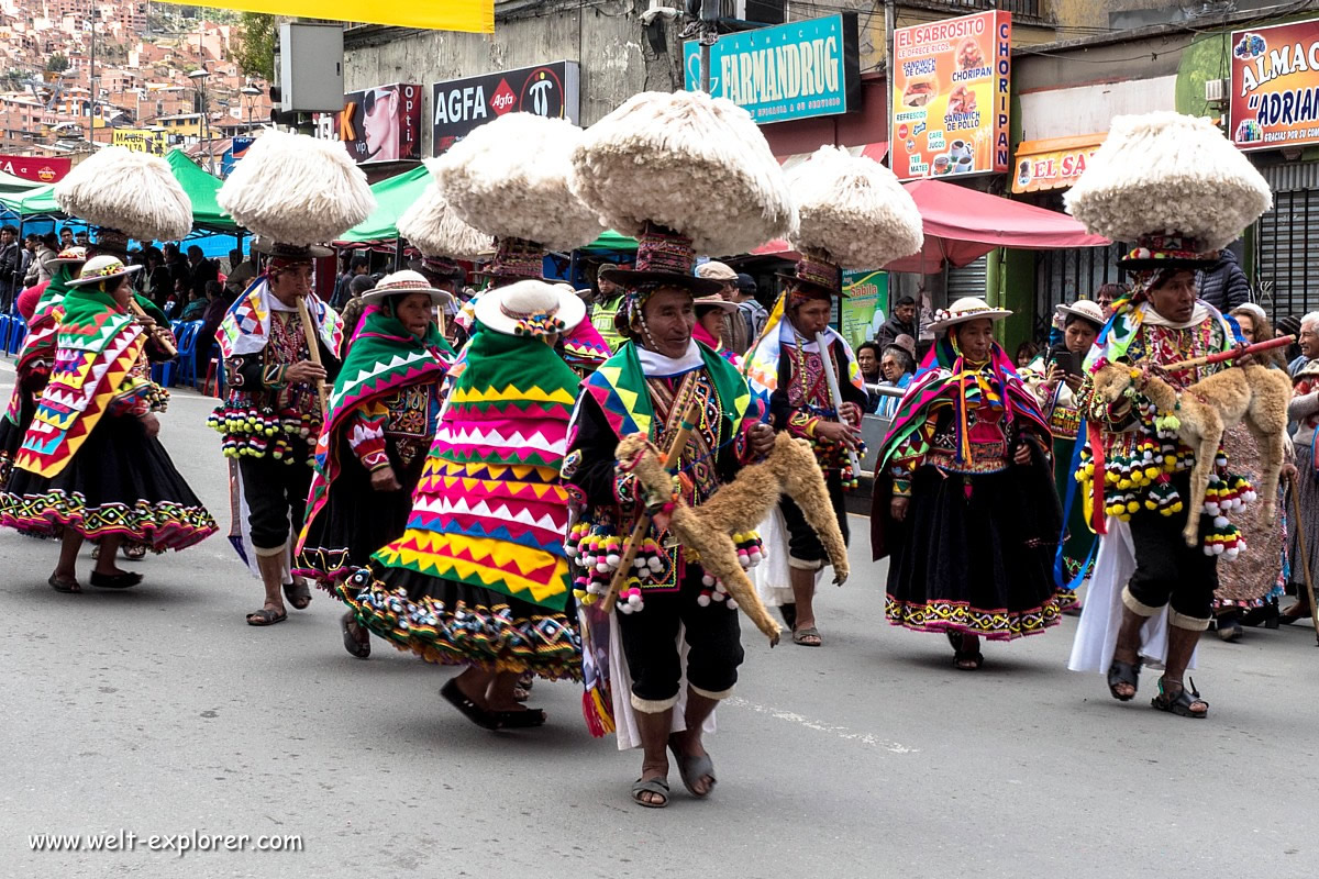Fiesta und Parade mitten in La Paz