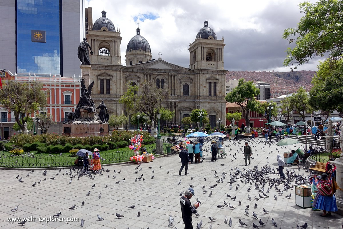 Kathedrale und Regierungspalast auf der Plaza Murillo