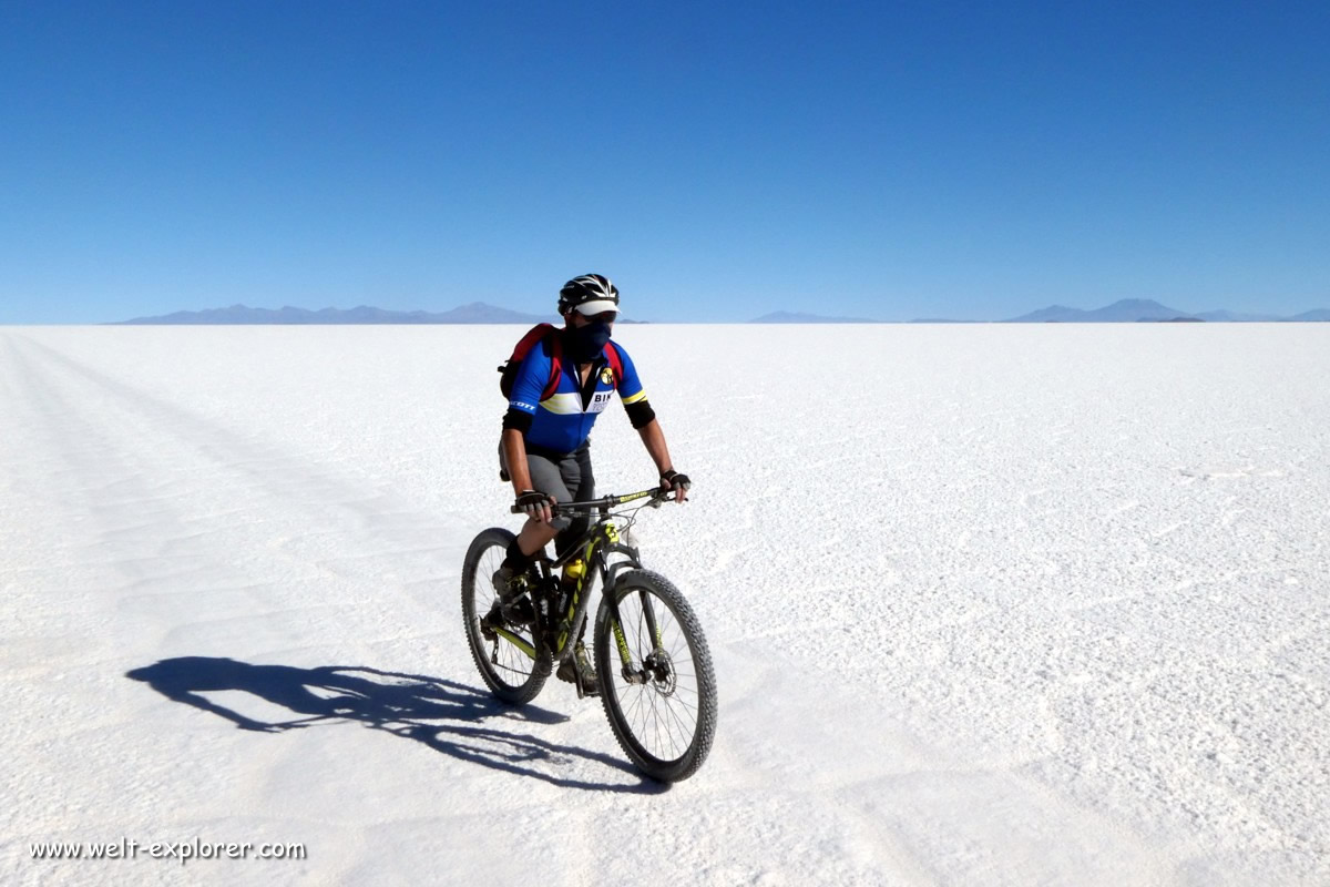Welt Explorer mit dem Mountainbike auf dem Salzsee Salar de Uyuni